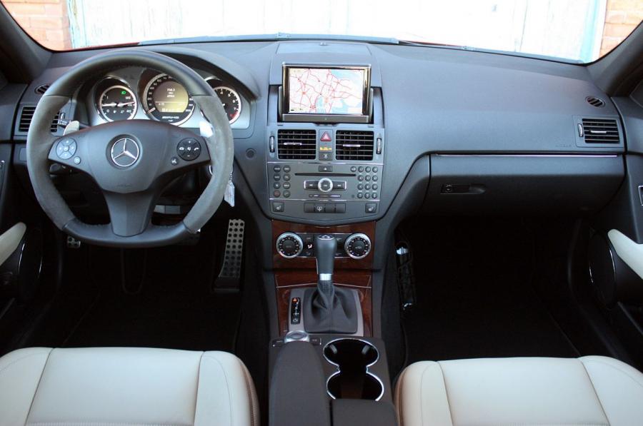  Mercedes-Benz C63 AMG Performance Pack 2011 года  (фото 21 из 39)
